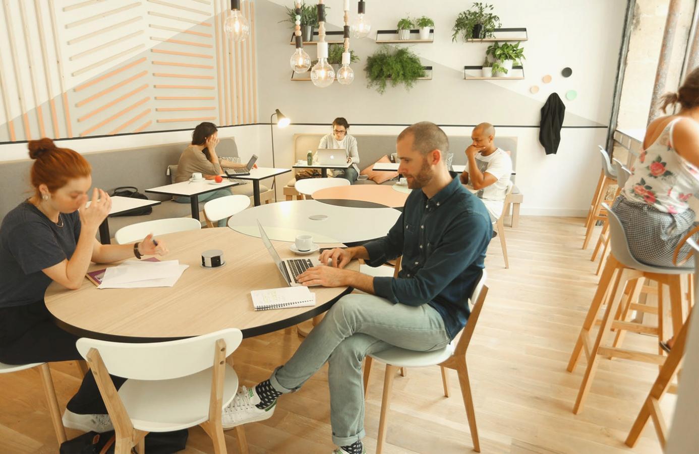 Teilnehmerin arbeitet an Selbstwert-Übungen auf einem Tablet